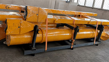 Jib arm and column film-wrapped and strapped on a steel pallet
