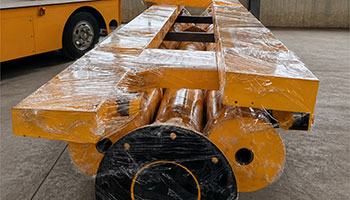 Jib column with base flange secured on a steel transport frame