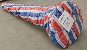 Tarpaulin-wrapped jib column end with package number label