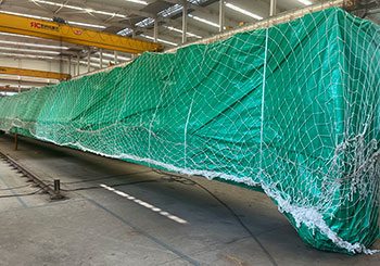 Main girder under tarpaulin with rope net reinforcement for break-bulk shipping