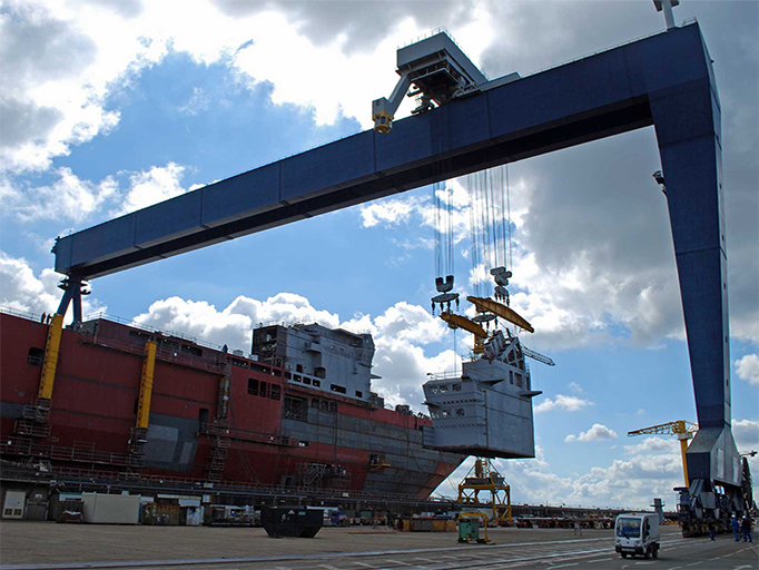 Shipyard gantry crane