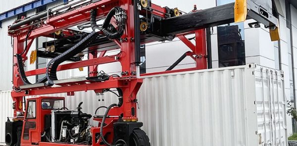 Straddle Carrier