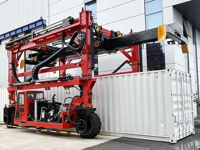 Straddle Carrier