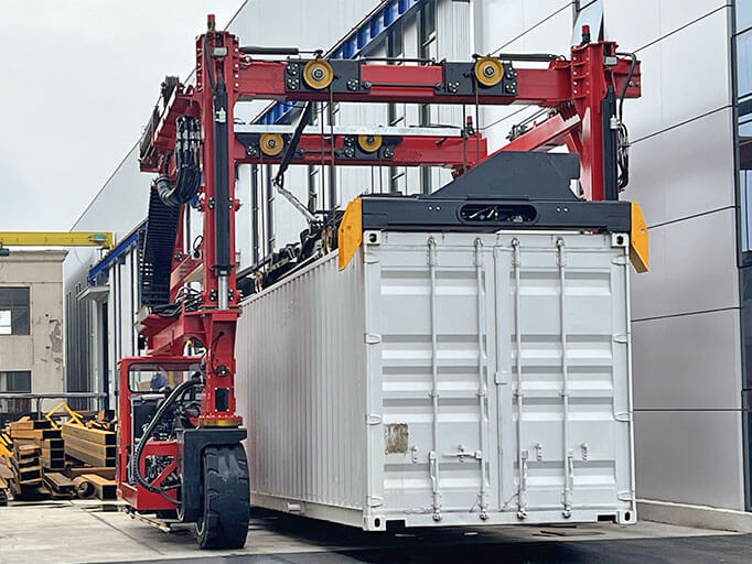 Straddle Carrier