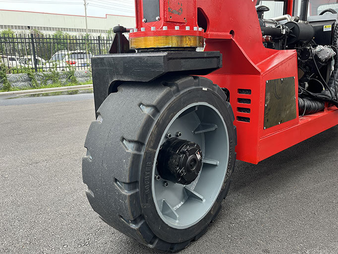 Tyres of Straddle Carrier