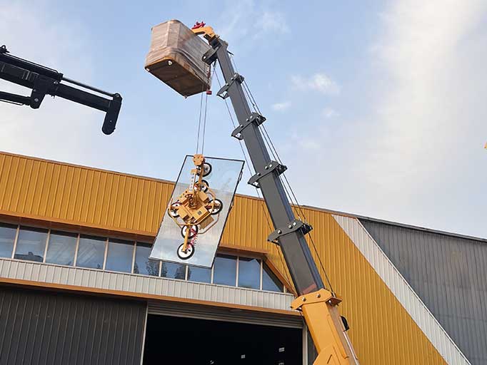 spider crane with vaccum lifter