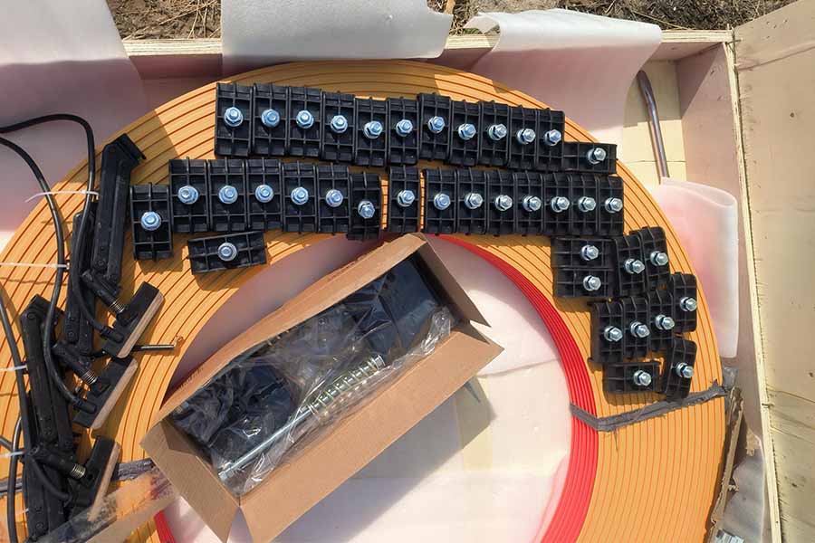 Seamless sliding cable busbar