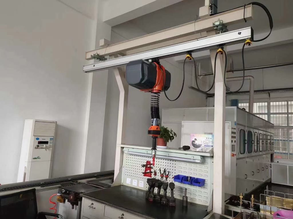 Aluminum rail workstation with intelligent hoist