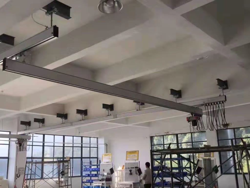 Aluminum single girder light crane suspended from concrete beams