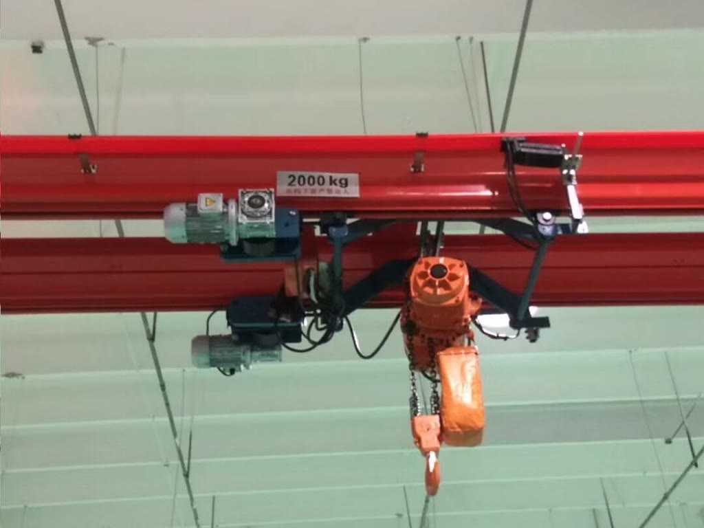 Trolley frame and chain hoist of a double girder light crane