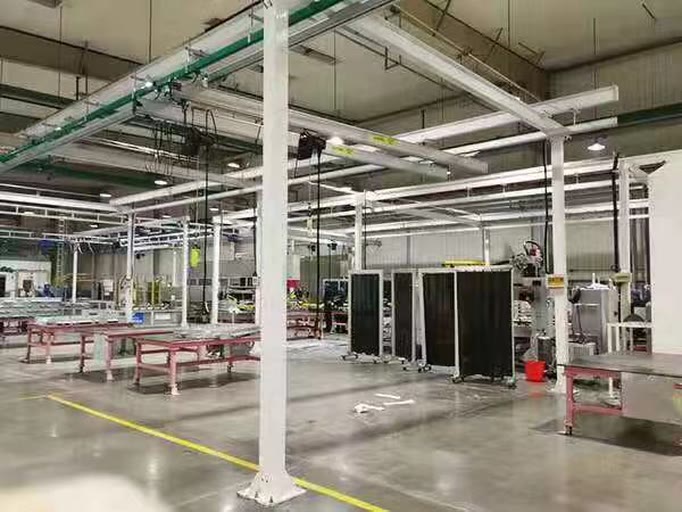 Free-standing aluminum workstation crane in an assembly area