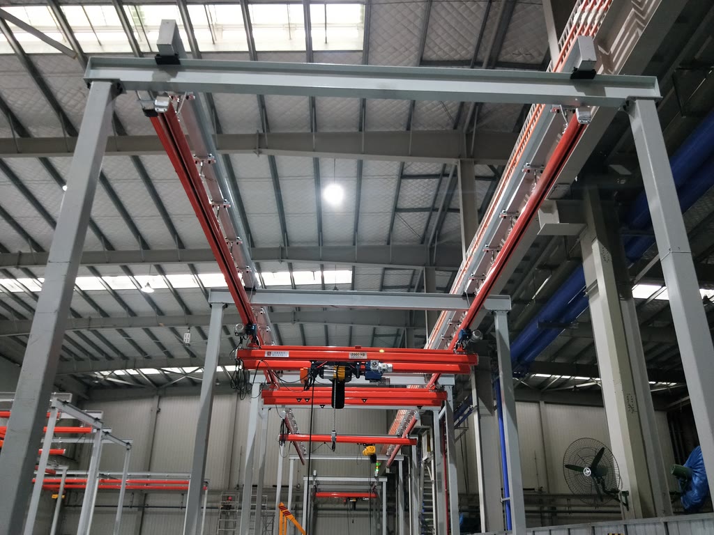 Free-standing double girder light crane on a steel frame