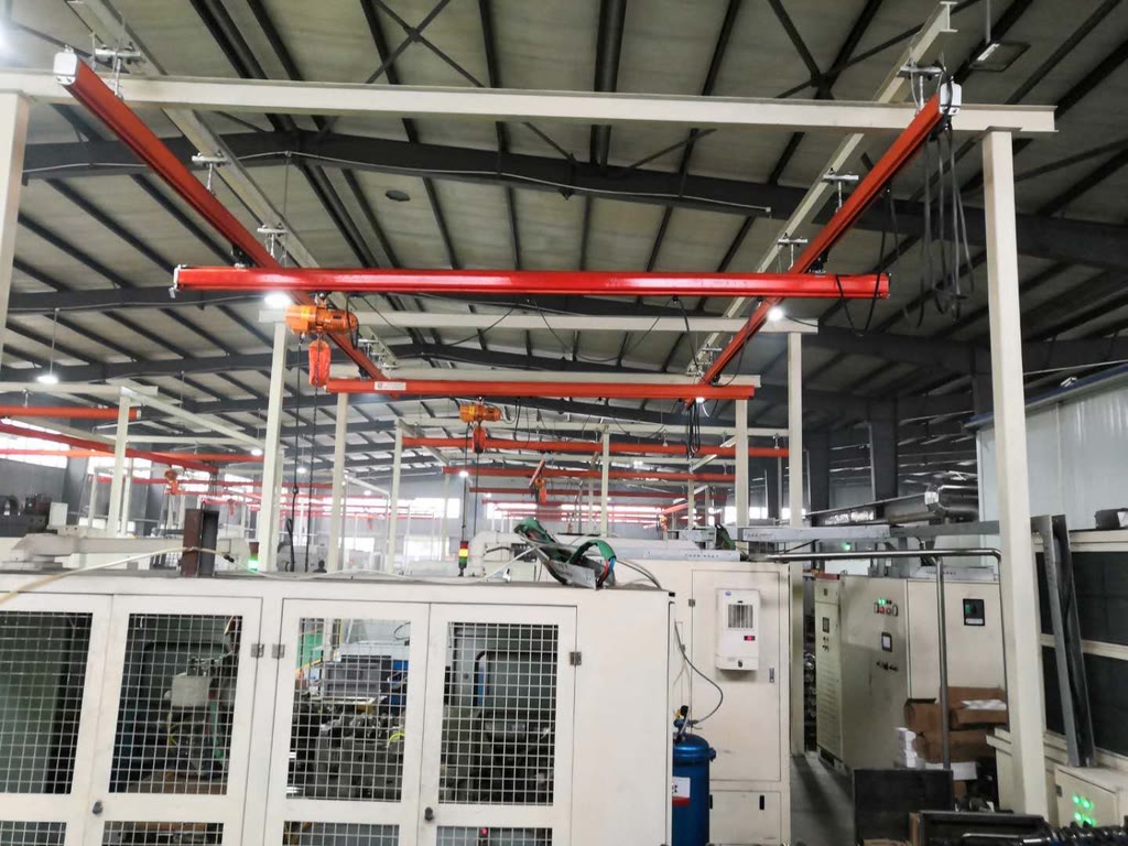 Free-standing single girder light crane over production equipment