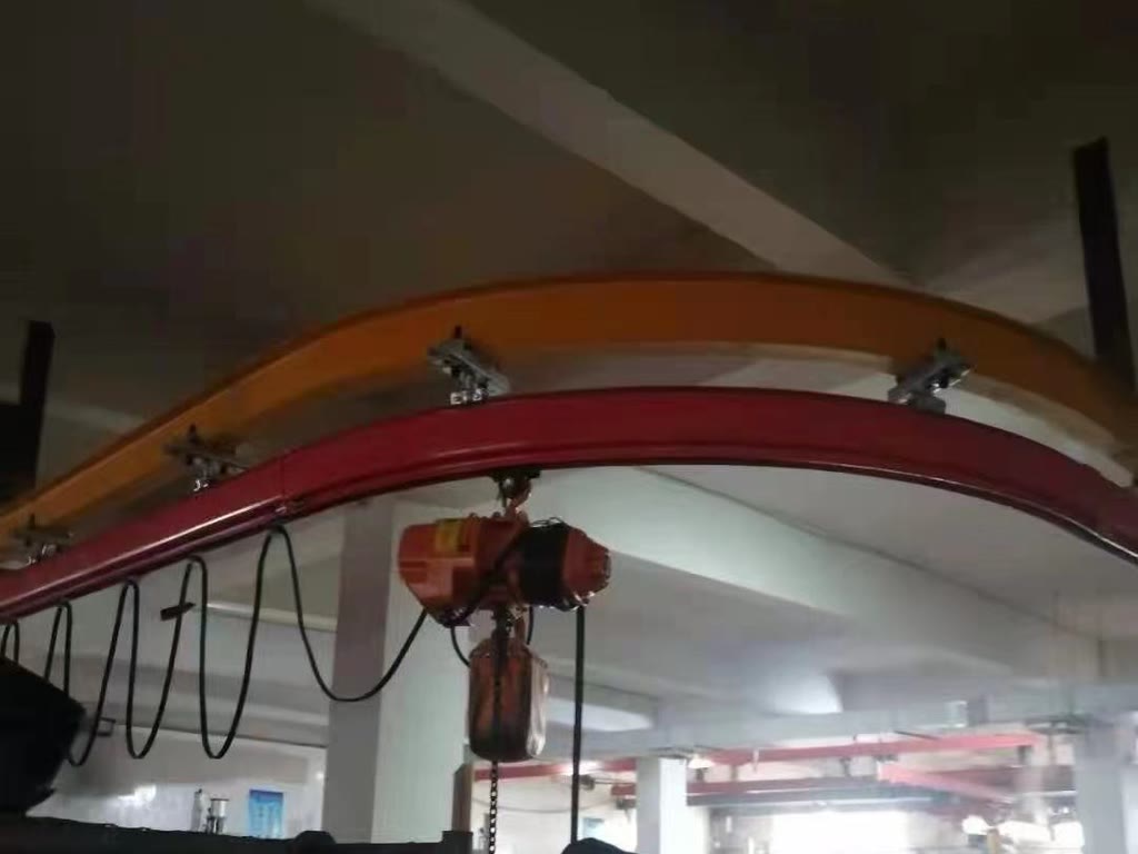 Electric chain hoist travelling through a monorail curve