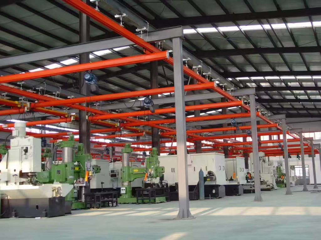Single girder light crane systems covering a machining workshop